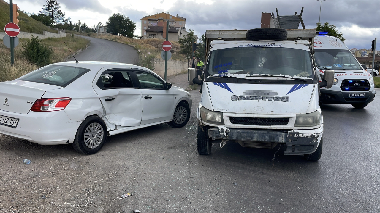 Sivas'ta trafik kazası: 3 yaralı
