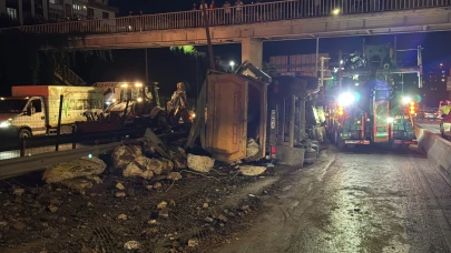 Kağıthane'de moloz yüklü hafriyat kamyonu devrildi: 1 yaralı