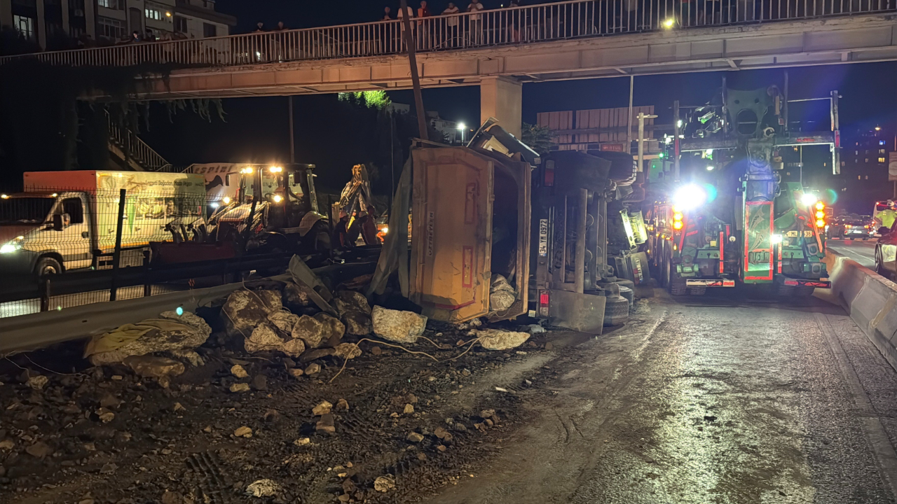 Kağıthane'de moloz yüklü hafriyat kamyonu devrildi: 1 yaralı