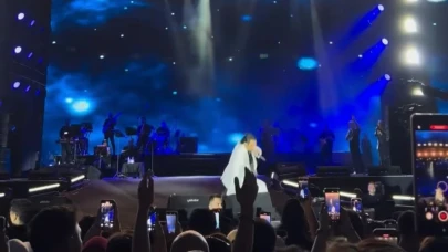 Bursa konserinde yer düştü! Bayhan sevenlerini korkuttu