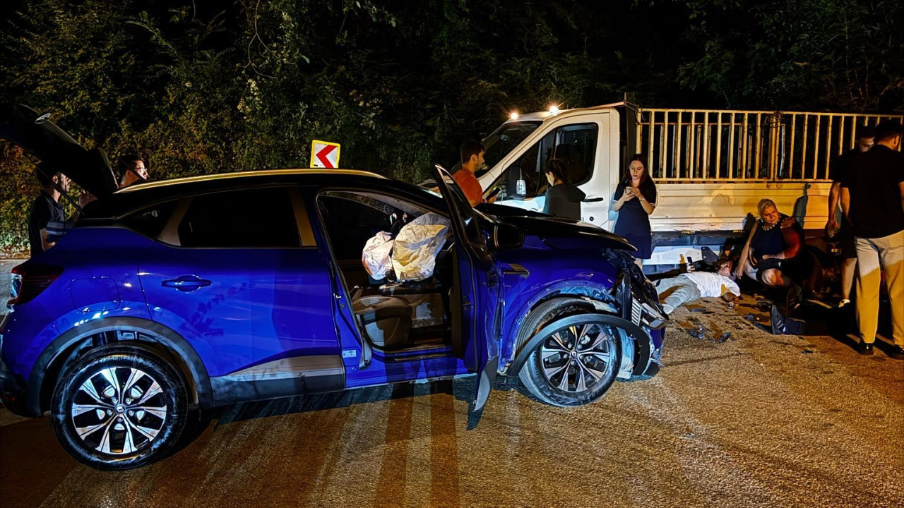 Uludağ Yolu'nda otomobil kamyonetle çarpıştı! 2 yaralı