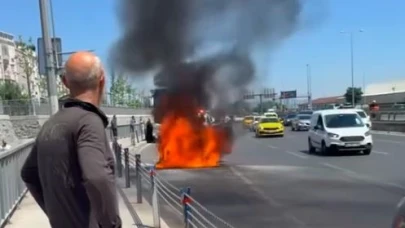 Fatih’te seyir halindeki otomobil alev alev yandı