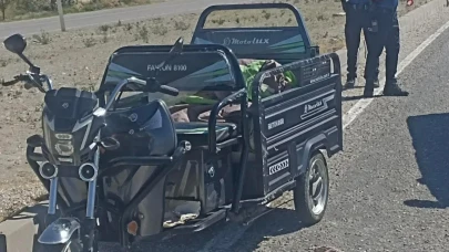 Ankara’da tırın sıkıştırdığı motosiklet devrildi! 3 yaralı