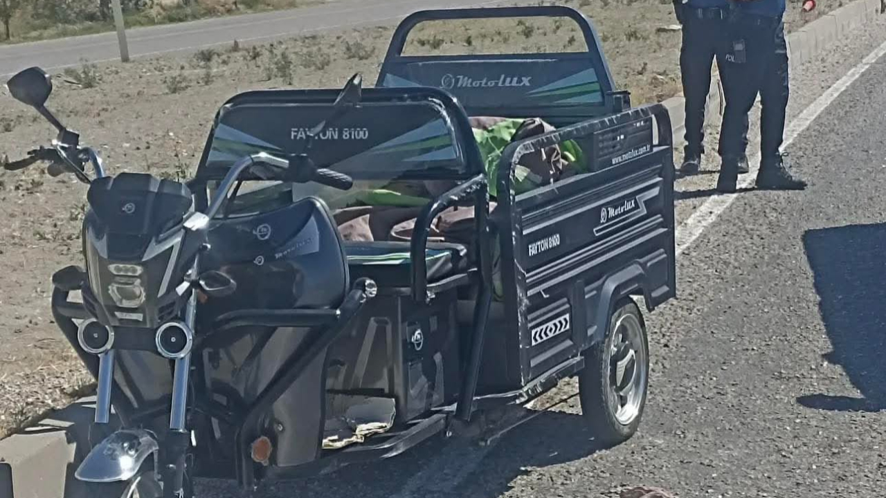 Ankara’da tırın sıkıştırdığı motosiklet devrildi! 3 yaralı