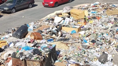 Korkulan oldu Buca'da toplanmayan çöpler alev alev yandı