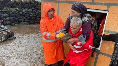 Sağanak yağmurun yıktığı evde mahsur kalan kadın kurtarıldı