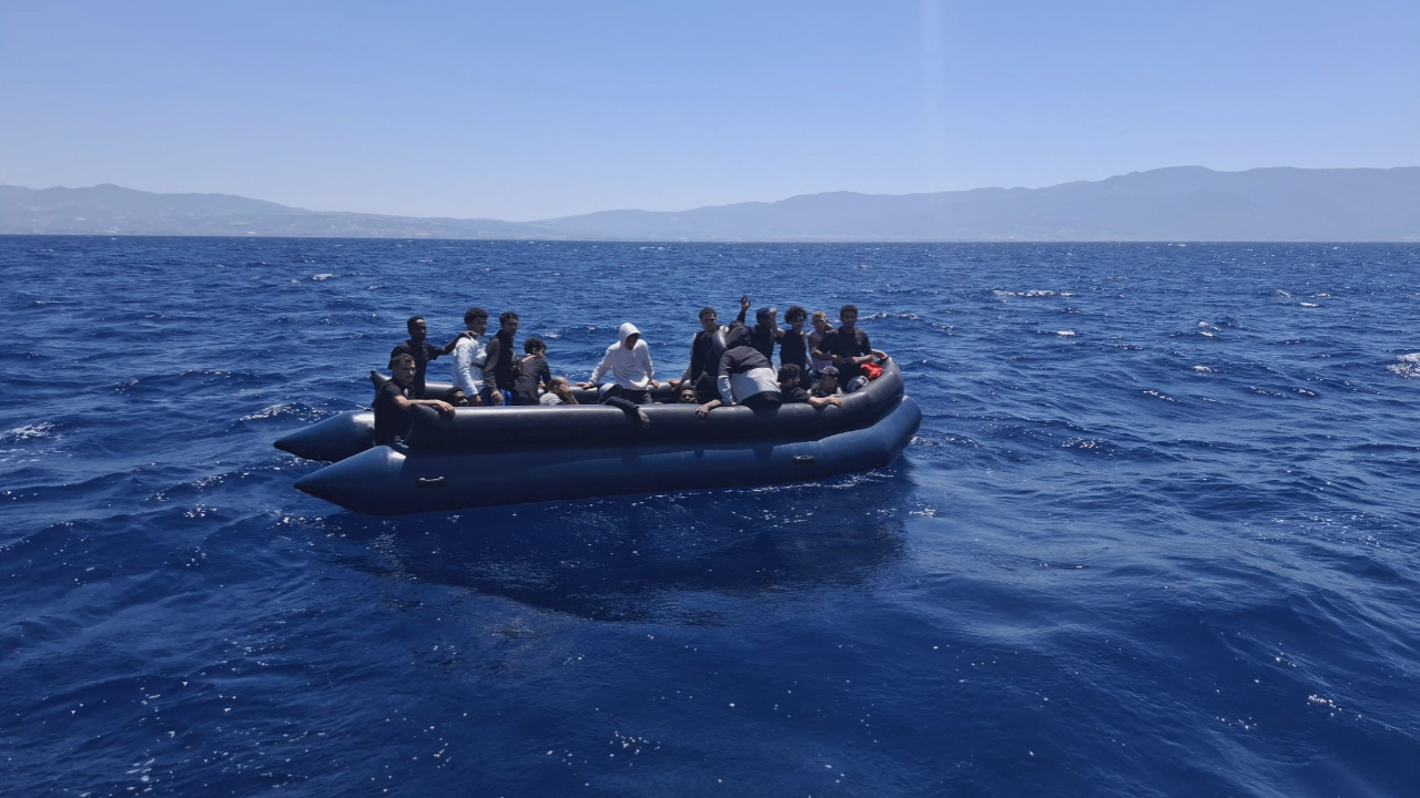 Kuşadası açıklarında 22 düzensiz göçmen kurtarıldı