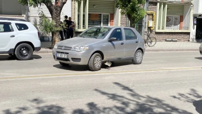 Otomobil ile motosikletli kurye çarpıştı!
