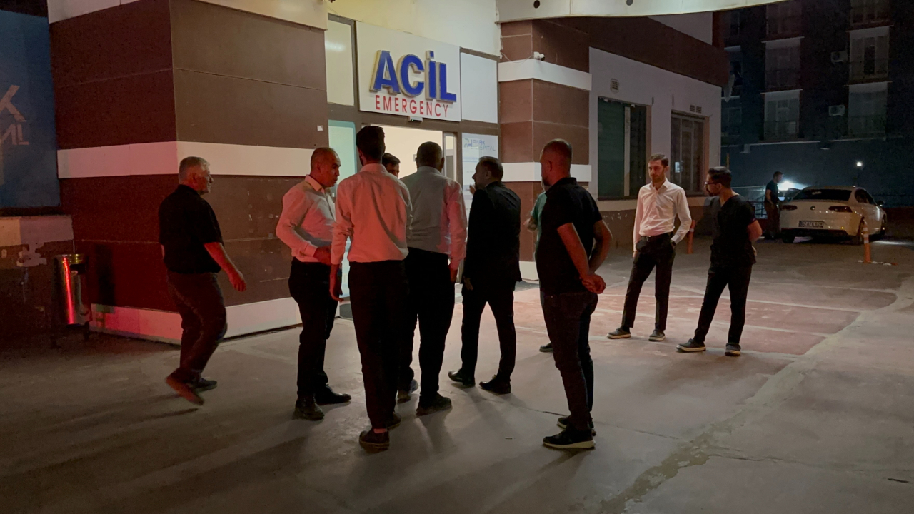 CHP Grup Başkanvekili Murat Emir Adıyaman'da sahneden düştü