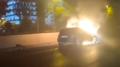 Bursa'da seyir halindeki otomobil alev alev yandı