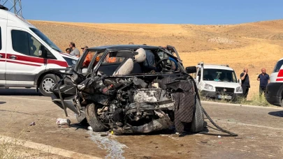 Ankara'da iki araç kafa kafaya çarpıştı! 1 ölü 4 yaralı