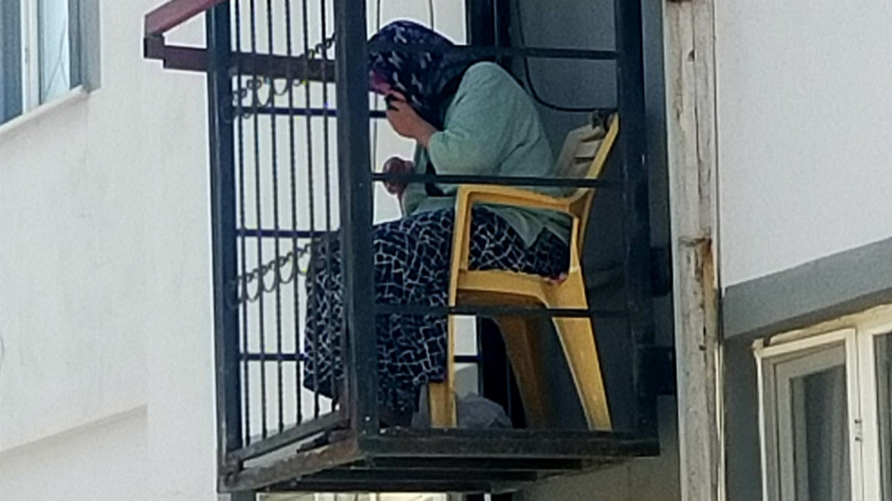 Yaşlı kadın asansörde mahsur kaldı