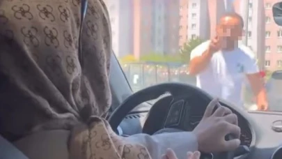 Sürücünün yolunu keserek, aracın camına vurdu