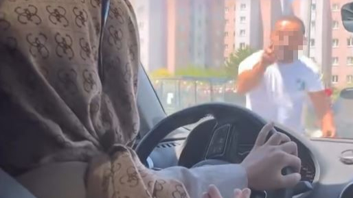 Sürücünün yolunu keserek, aracın camına vurdu