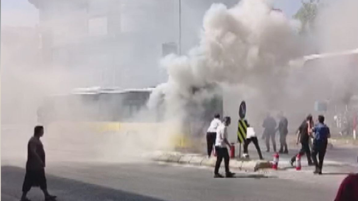 İstanbul'da İETT otobüsünde yangın!