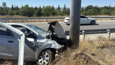 Çorum’da otomobil bariyerlere girdi: 1 yaralı