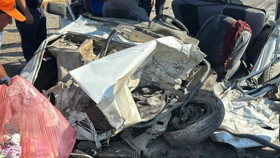 Uşak'ta otomobil kamyonla çarpıştı! Baba ve kızı hayatını kaybetti