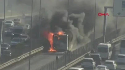 İstanbul'da metrobüs alevlere teslim oldu