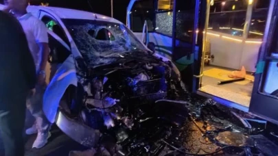 Rize'de minibüs ile hafif ticari araç çarpıştı! 10 yaralı