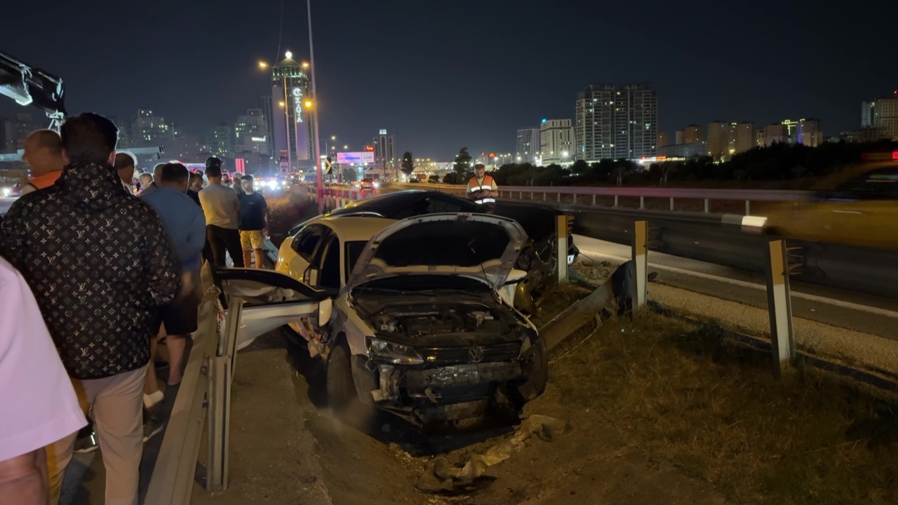 Beylikdüzü’nde makas faciası! Otomobiller yol ayrımındaki boşluğa düştü