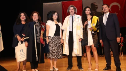 BUÜ Mimarlık Fakültesi'nde mezuniyet coşkusu