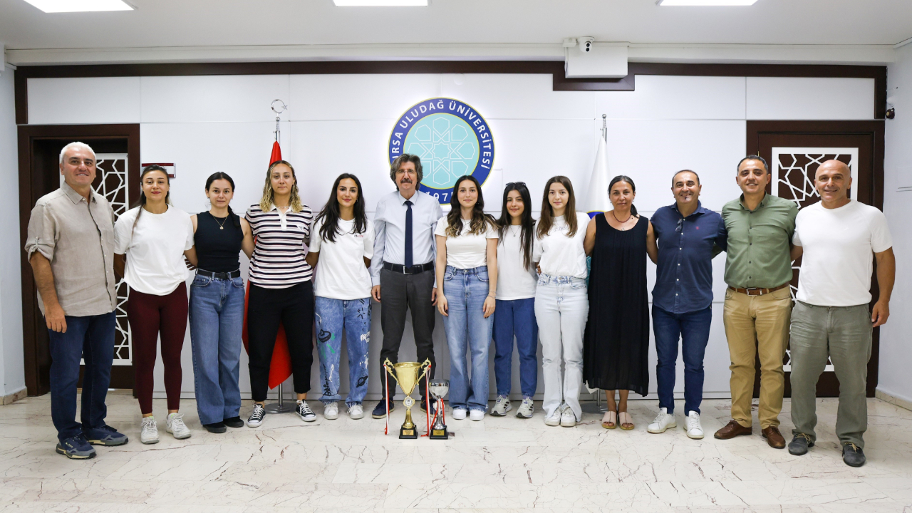 BUÜ Kadın Hentbol Takımından iki farklı branşta birincilik