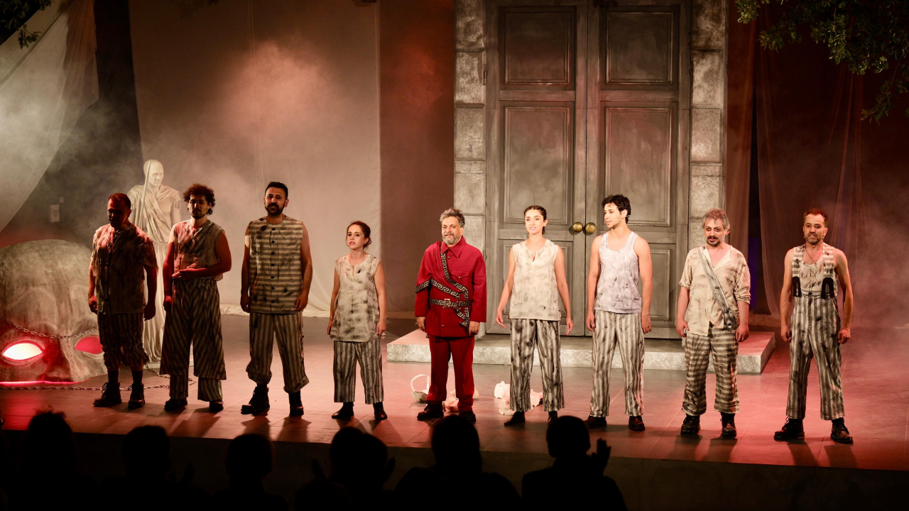 'Antigone' oyunu prömiyerini Balıkesir'de yaptı