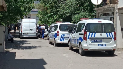 Eşini ve iki kızını bıçakla yaraladı