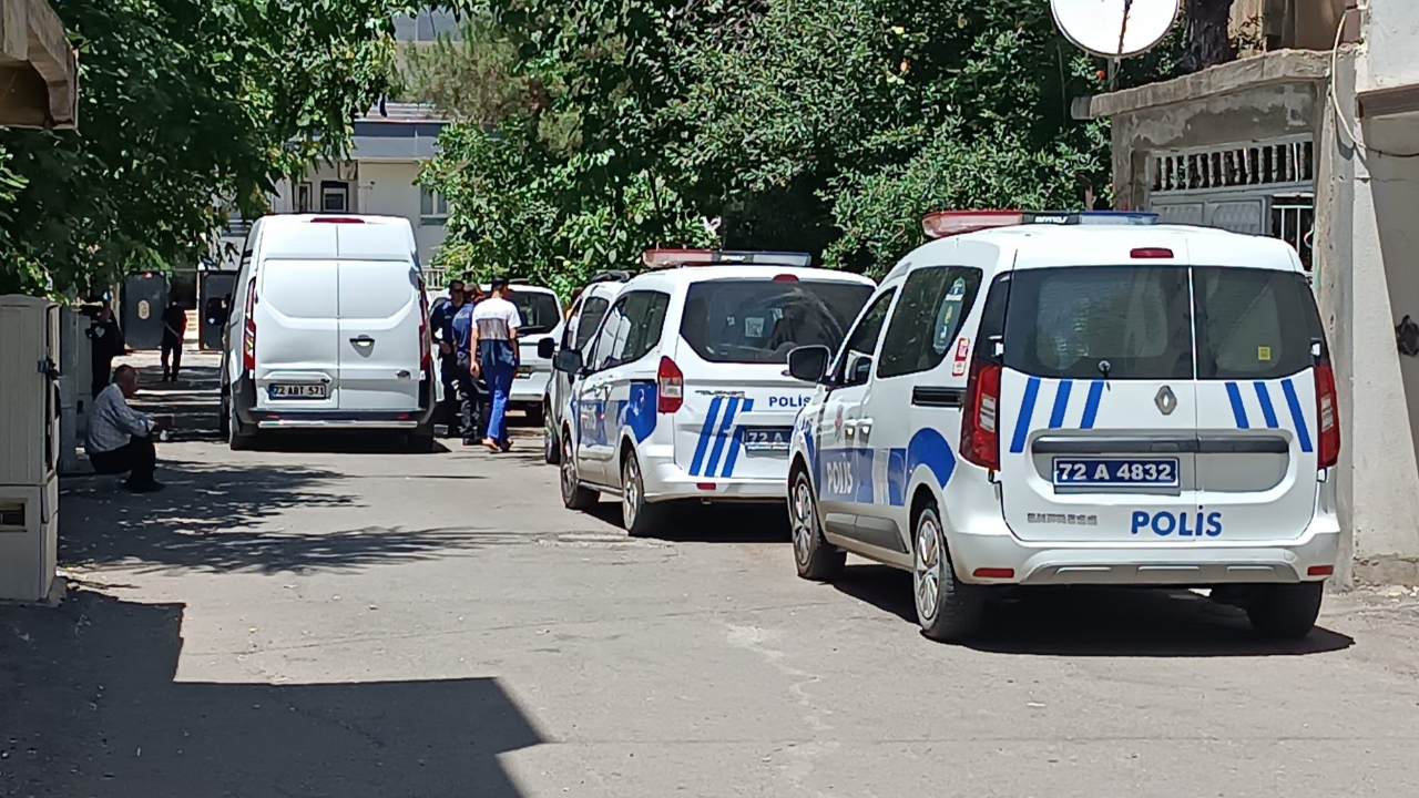 Eşini ve iki kızını bıçakla yaraladı