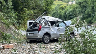 Rize'de kontrolden çıkan araç dereye uçtu