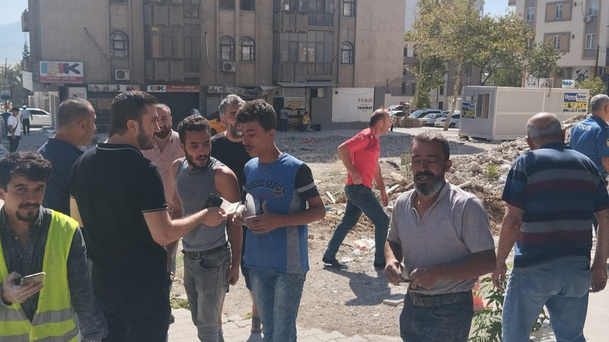 İnşaattan atılan moloz çocukların üzerine düştü