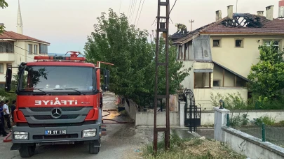3 katlı ev alev alev yandı:4 kişi dumandan etkilendi