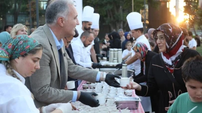 İnegöl Belediyesi'nden vatandaşlara aşure ikramı
