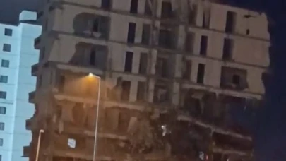 Malatya'da 7 katlı bina saniyeler içinde yıkıldı
