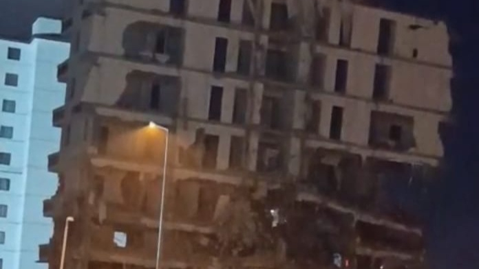 Malatya'da 7 katlı bina saniyeler içinde yıkıldı