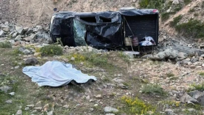Kamyonet şarampole devrildi! 1 ölü 5 yaralı