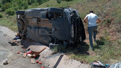 Hafif ticari araç takla attı! 3 yaralı