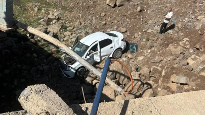 Otomobil köprüden düştü: 1 yaralı
