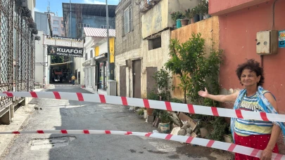 Yoldaki çökmeler evleri tehdit etmeye başladı