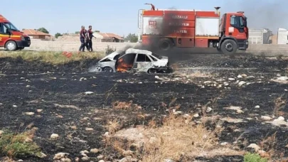 Çarpışan otomobillerden biri alev aldı
