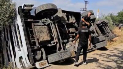 Osmaniye'de tır devrildi! 2 yaralı
