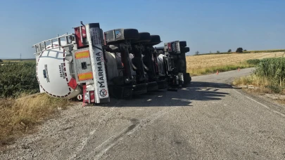 Kimyasal madde taşıyan tır virajı alamayarak yan devrildi