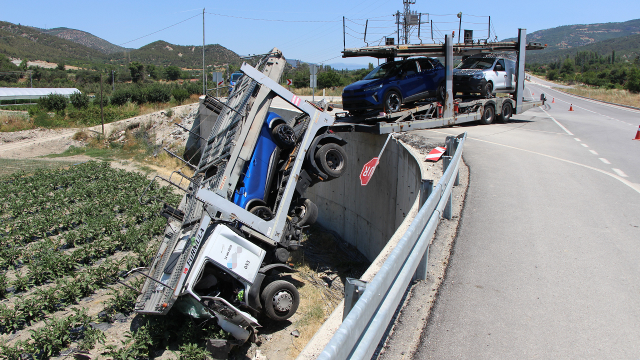 Amasya'da çarpışan tır ile kamyonet tarlaya uçtu: 2 yaralı