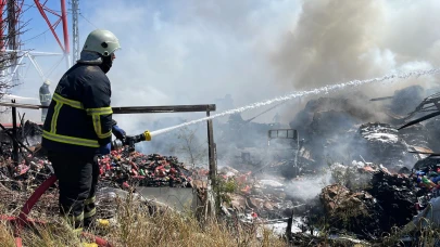 Atık malzemeler alev alınca gökyüzü dumanla kaplandı
