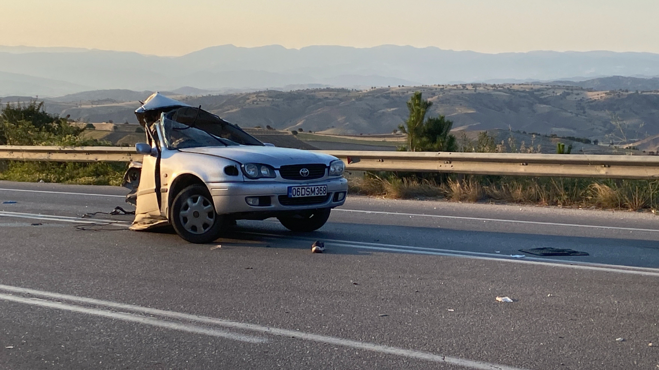 Minibüsle çarpışan otomobil ikiye bölündü: 11 yaralı