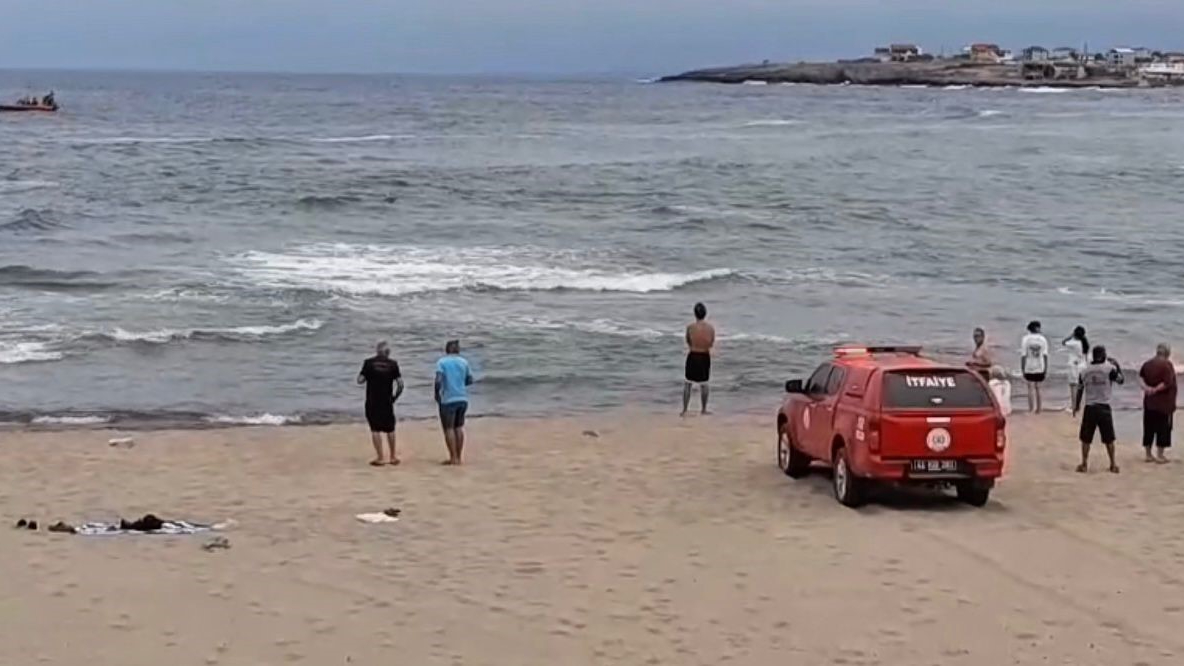 Denizde boğulma tehlikesi geçiren 2 kişi kurtarıldı, 1 kişi kayboldu