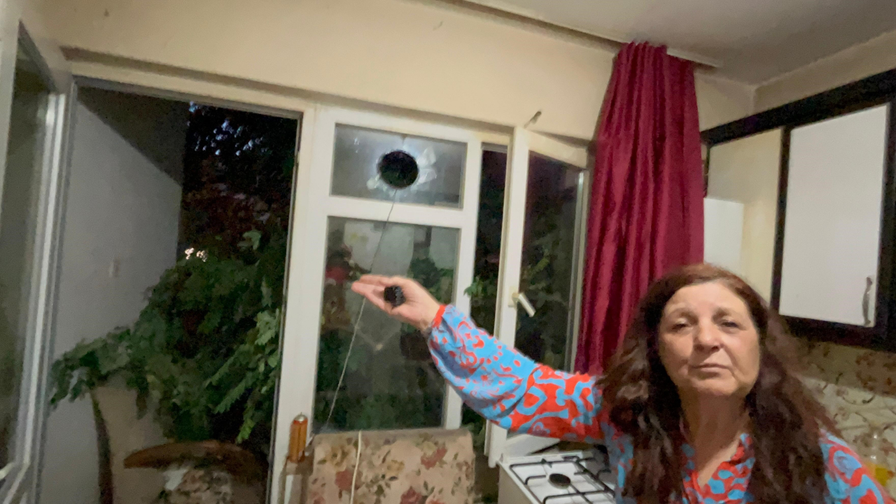 Balkonda kahve içerken üzerine ağaç devrildi