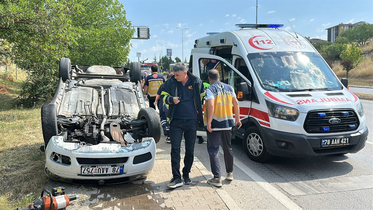 Kaputu açılan otomobille çarpıştı
