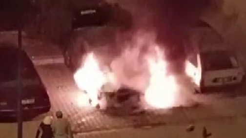 Karaman'da park halindeki araçta korkutan yangın!