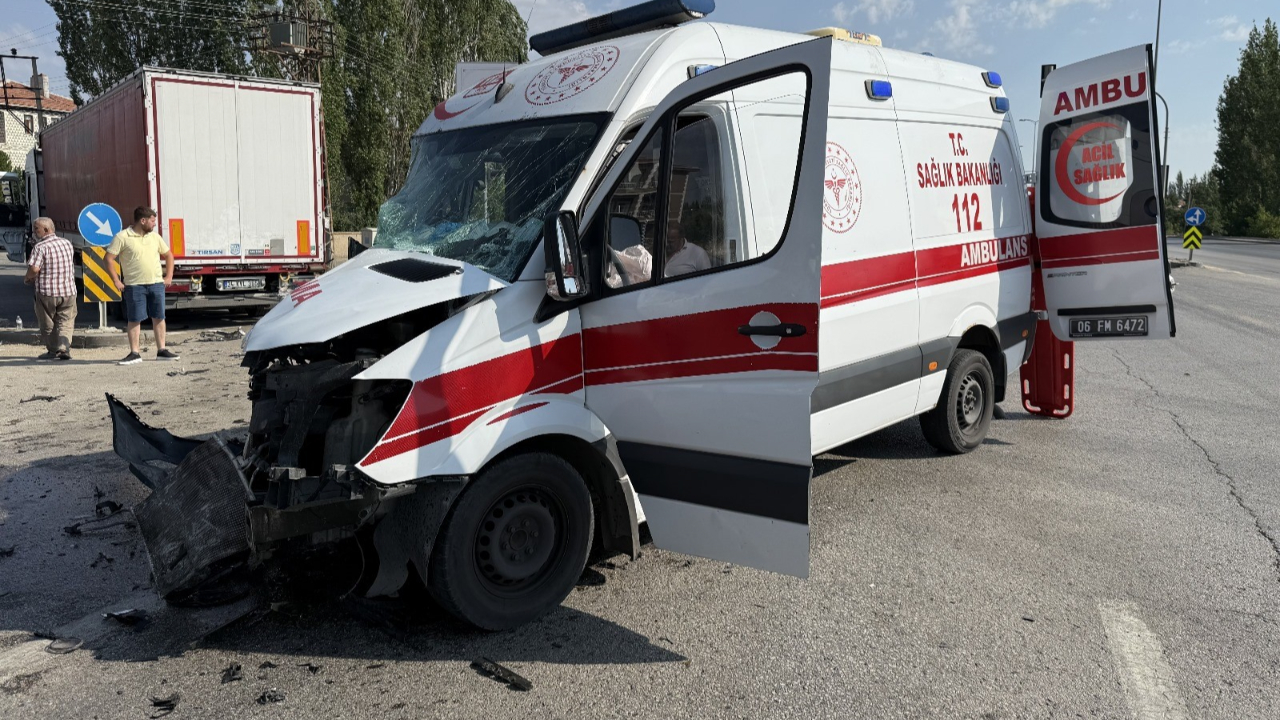 Ankara'da tır ile ambulans çarpıştı: 5 yaralı